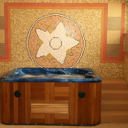 מלון Hotel Saturn סאטורן