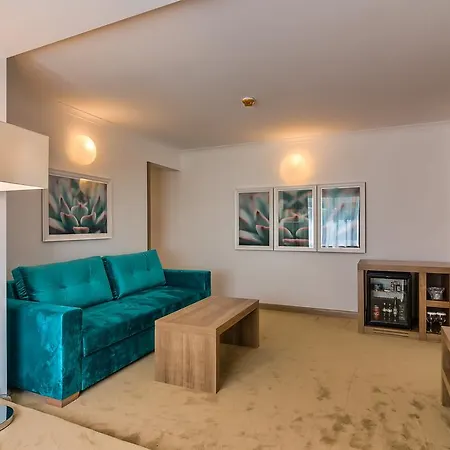 מלון Hotel Saturn סאטורן
